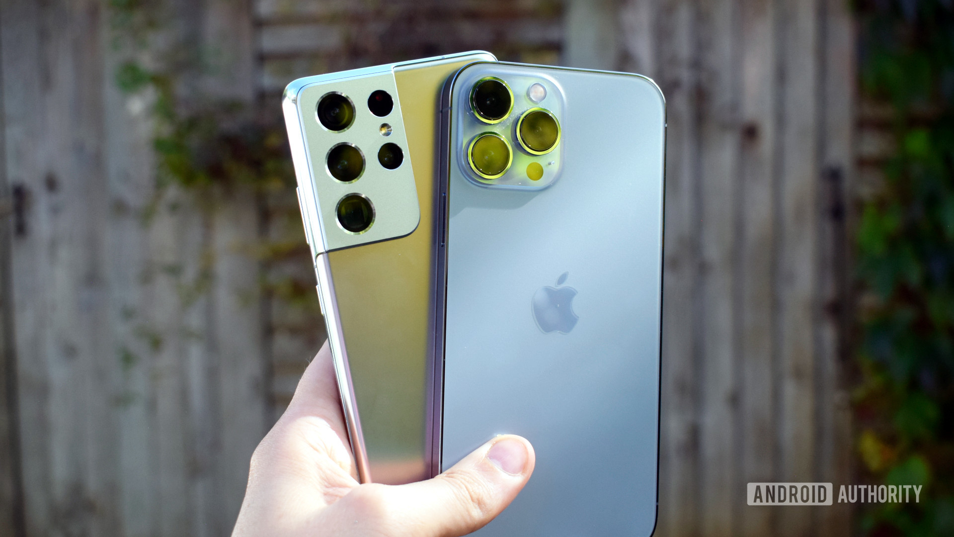 Apple iPhone 13 Pro Max vs Samsung Galaxy S21 Ultra外部