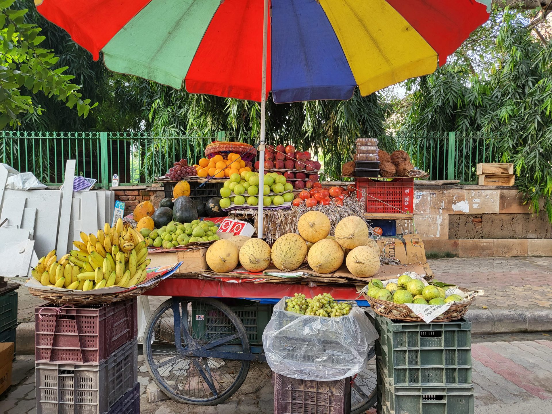 三星Galaxy Z Flip 3主相机水果销售商带有水果和五颜六色的雨伞
