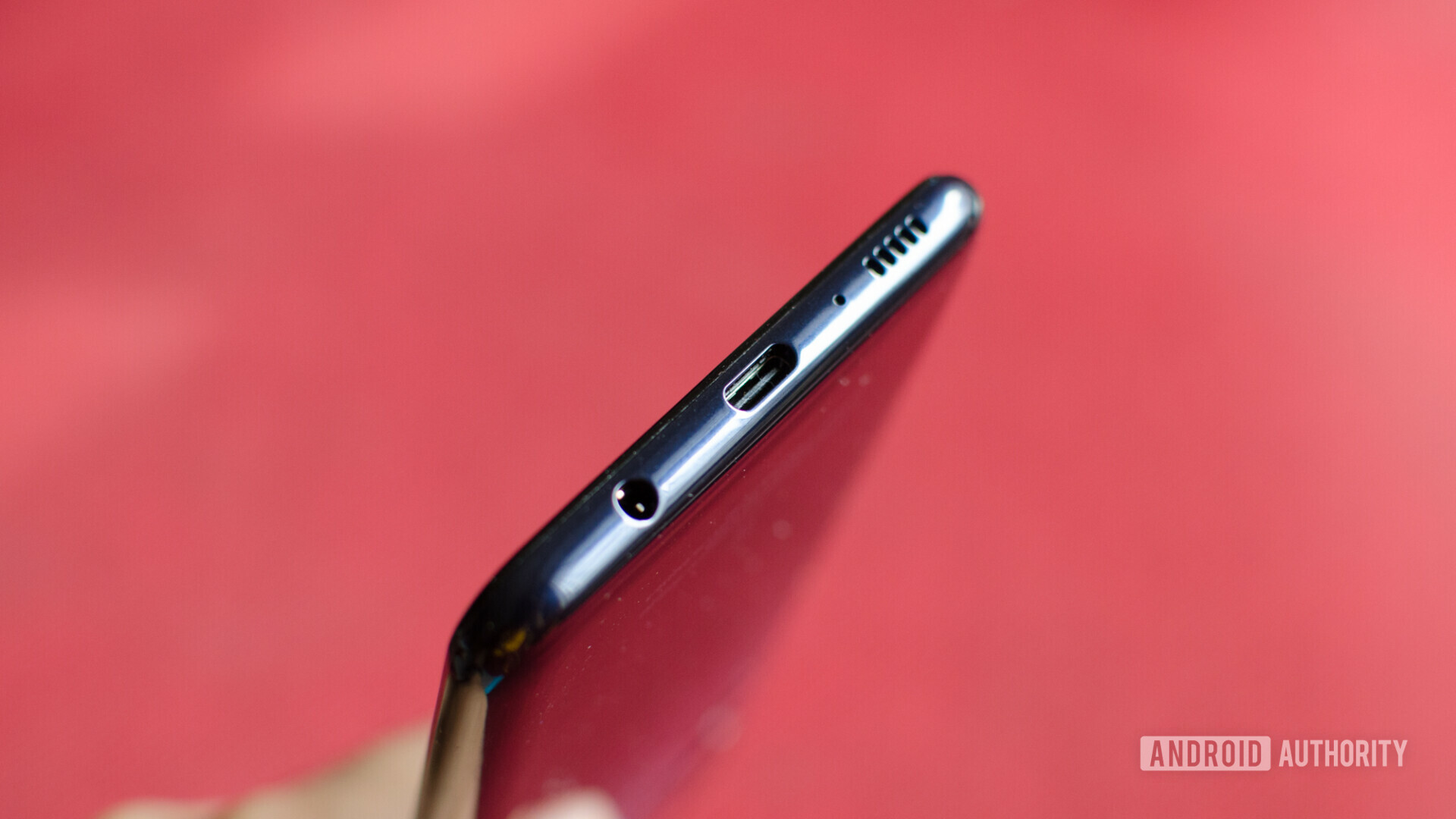 三星Galaxy M30的底部显示USB Type-C端口和耳机插孔。