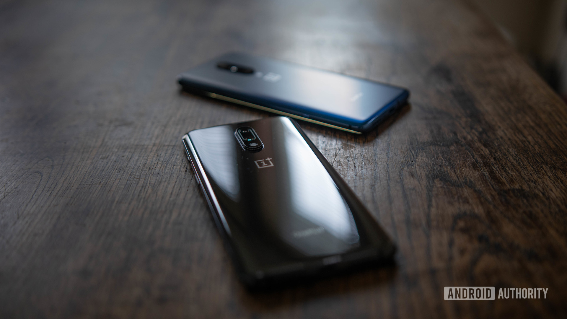 OnePlus 7 Mirror Grey Back和OnePlus 7 Pro Nubula Blue