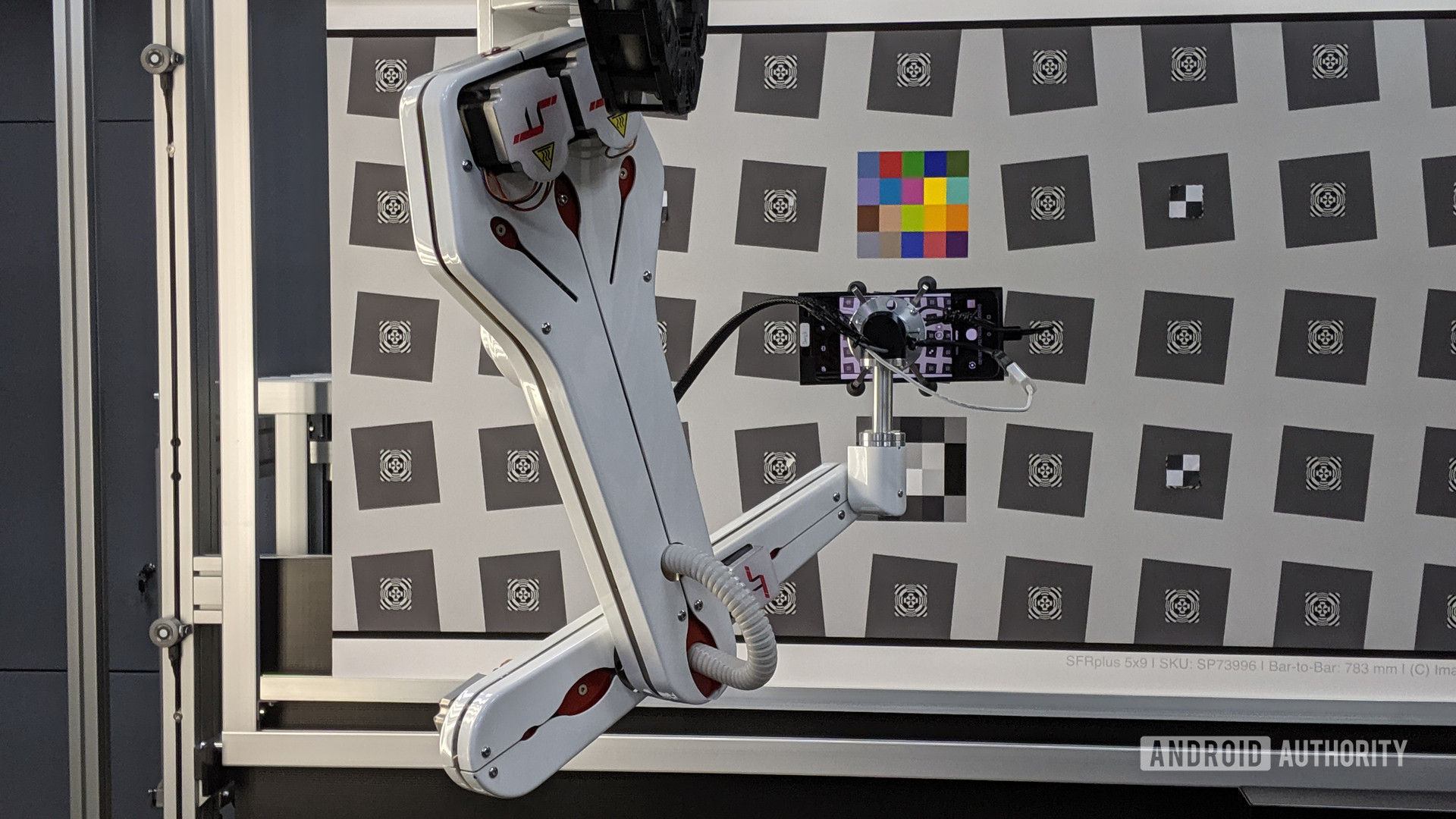 OnePlus摄像头实验室 - 用于模拟多种情况的机器人臂