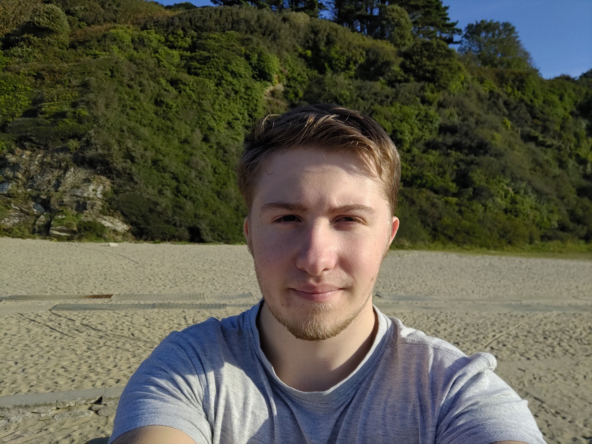 罗格电话2在阳光下的照相机测试selfie在海滩