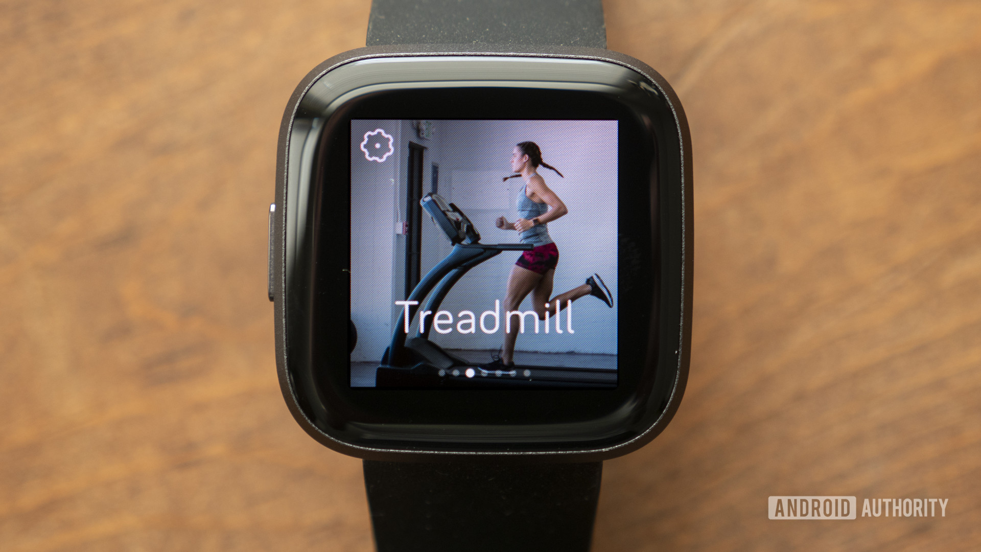 Versa 2在其明亮的AMOLED显示屏上显示跑步机锻炼。