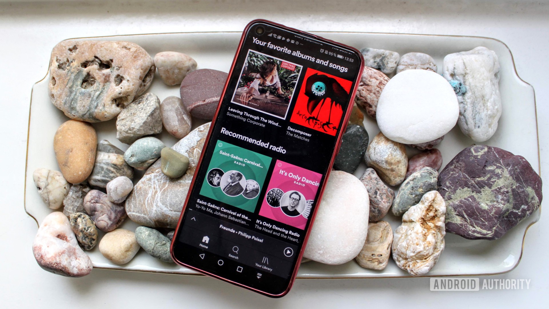 Spotify菜单在岩石床上的智能手机上