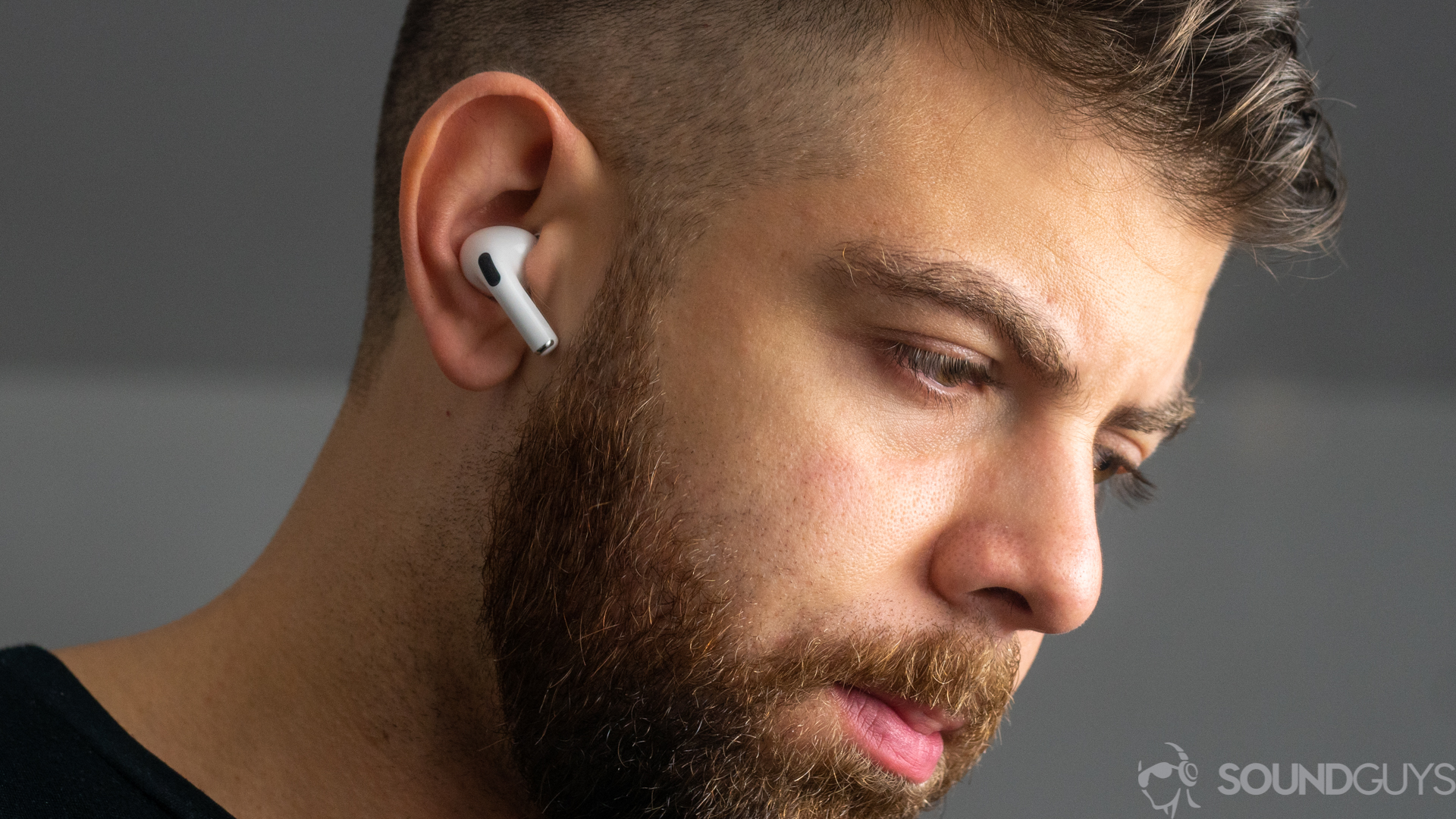 穿着Apple Airpods Pro噪声取消真正无线耳塞的一张男子的照片。