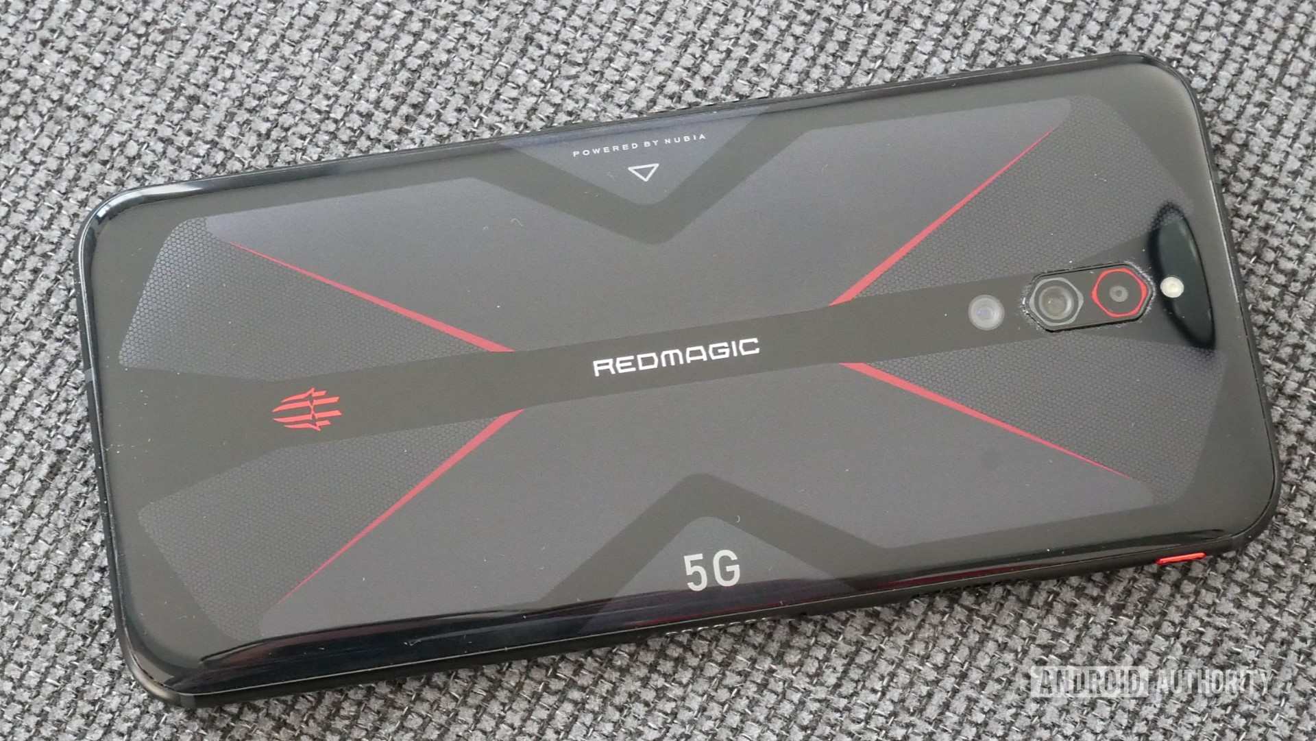 Redmagic 5G 24背面灰色背景 - 最好的Snapdragon 865手机