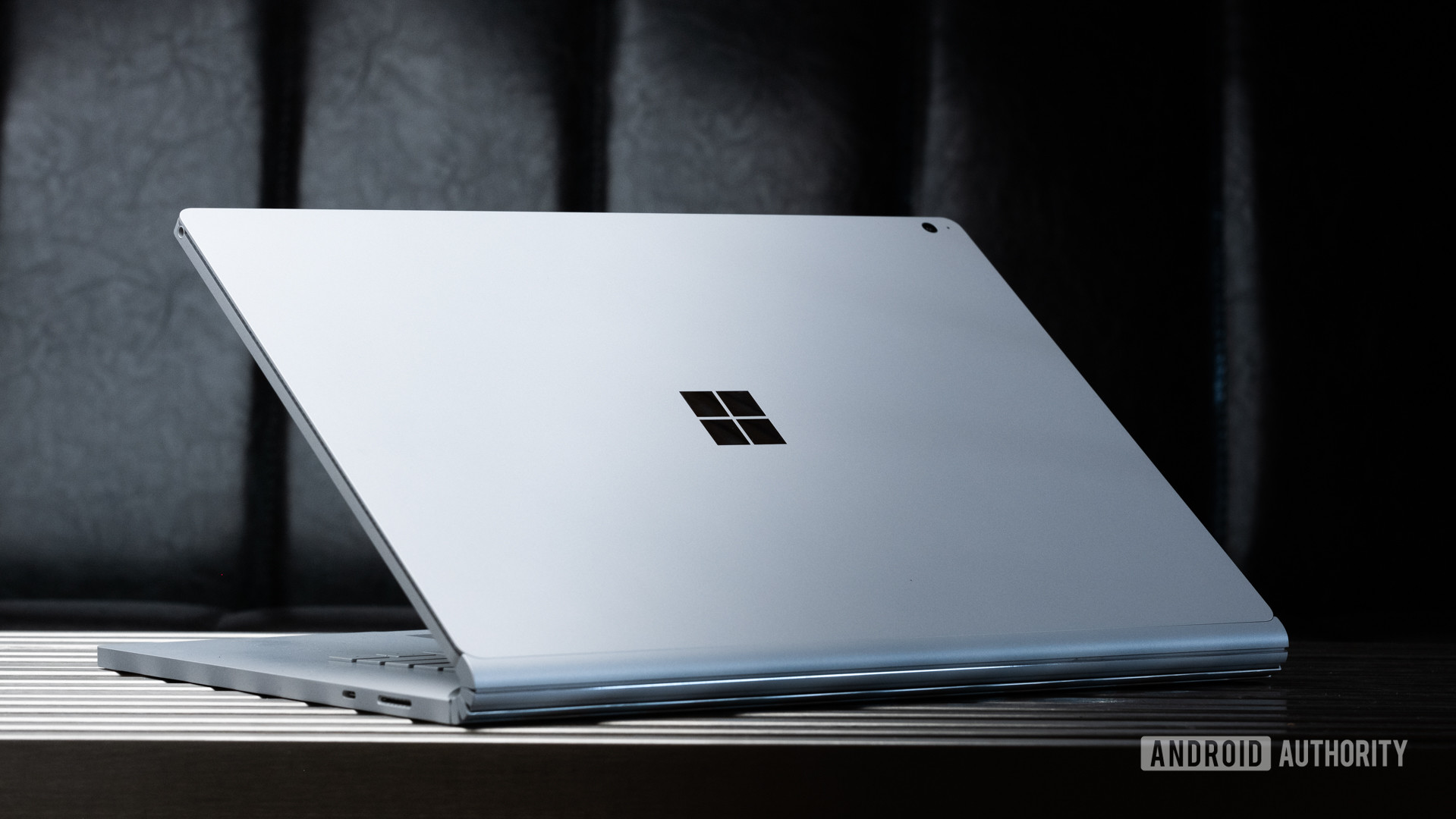 Microsoft Surface Book 3背面连接选项2