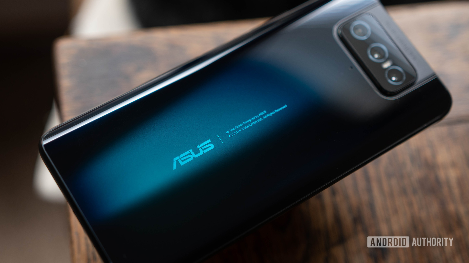 Asus Zenfone 7 Pro以一定角度放在桌子上 - 最好的Snapdragon 865手机