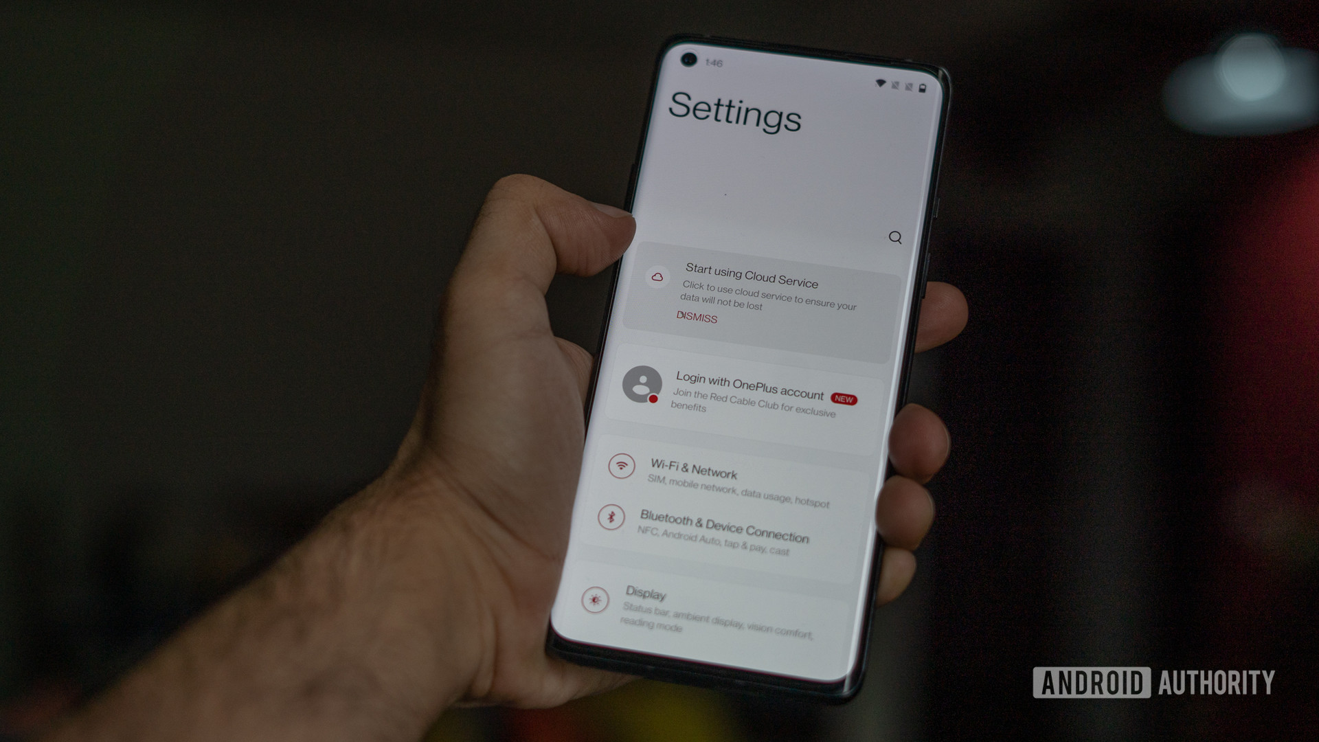 OnePlus Oxygen OS 11 爱游戏刷手机版下载Android 11设置在手机屏幕上。