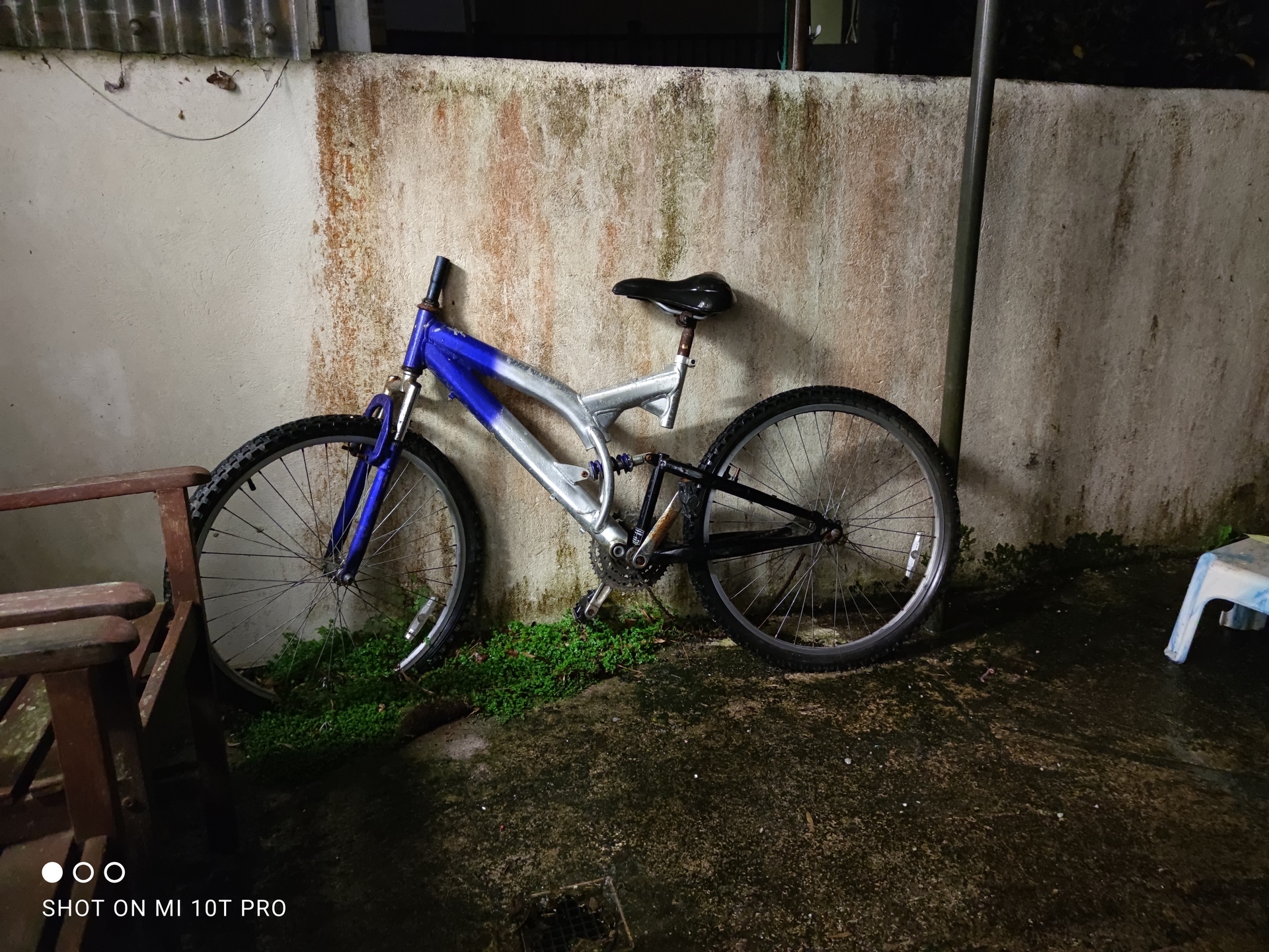小米Mi 10T Pro Night Time摄像机样品的自行车样品