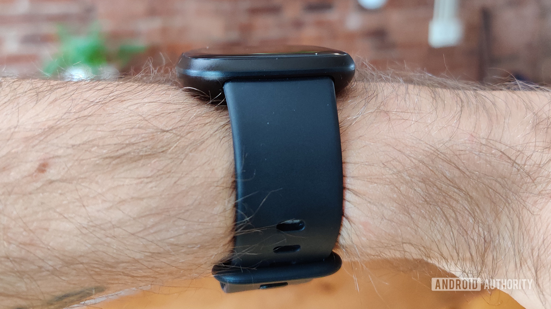 Fitbit Versa 3评论手腕上的侧视图