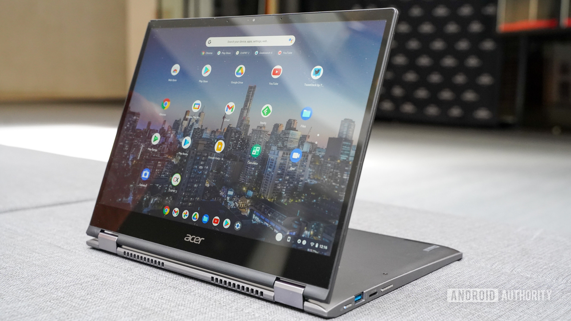 Acer Chromebook在角度模式下旋转713。