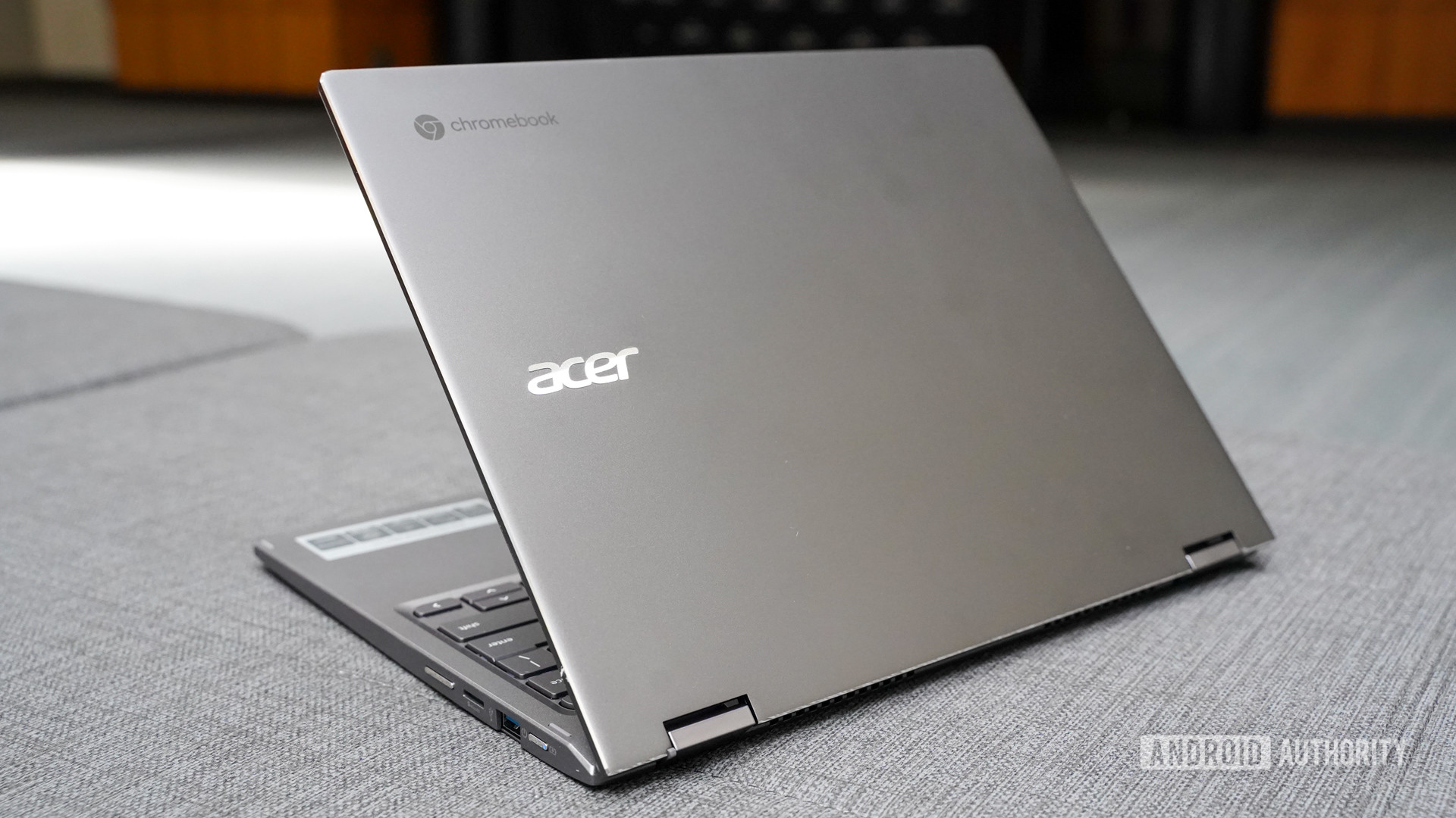 Acer Chromebook旋转713，盖子打开。