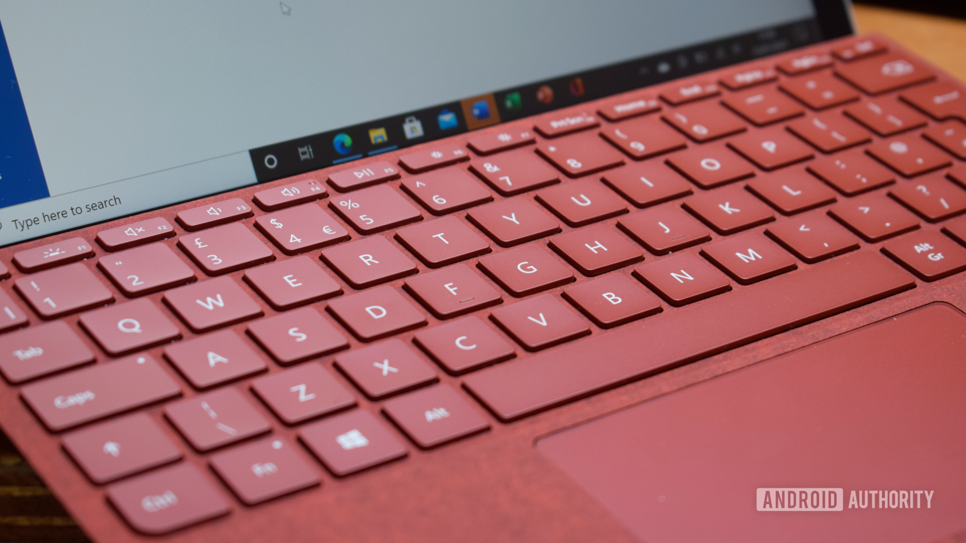 关闭红色Microsoft Surface Go 2类型盖键盘