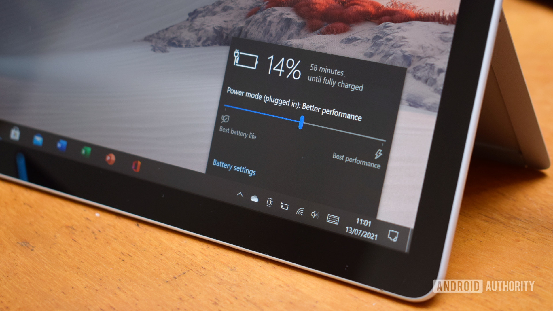 Microsoft Surface GO 2电池指示器显示电池寿命低和充电时间。