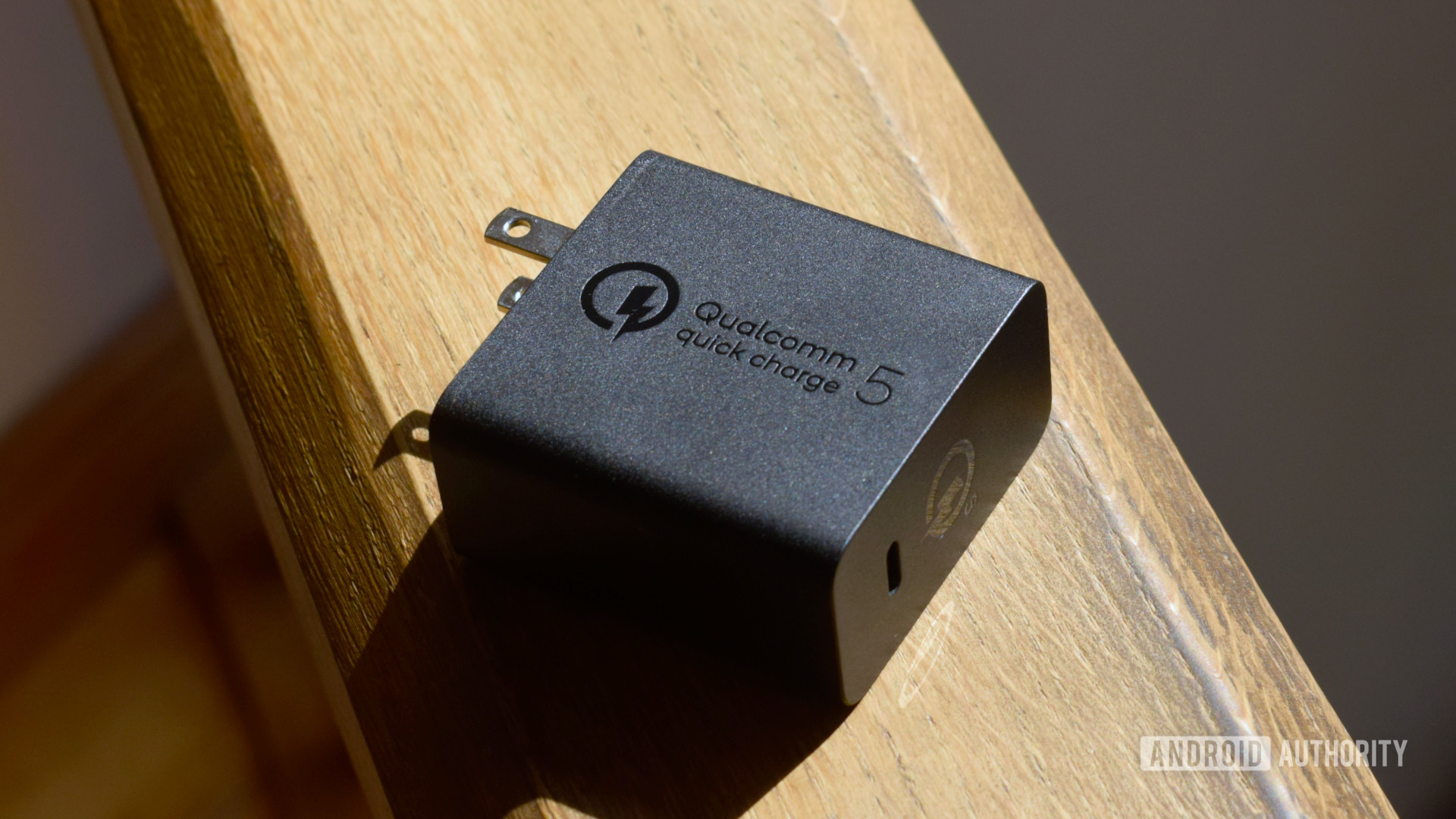 Qualcomm Quick Charge 5充电器躺在身边