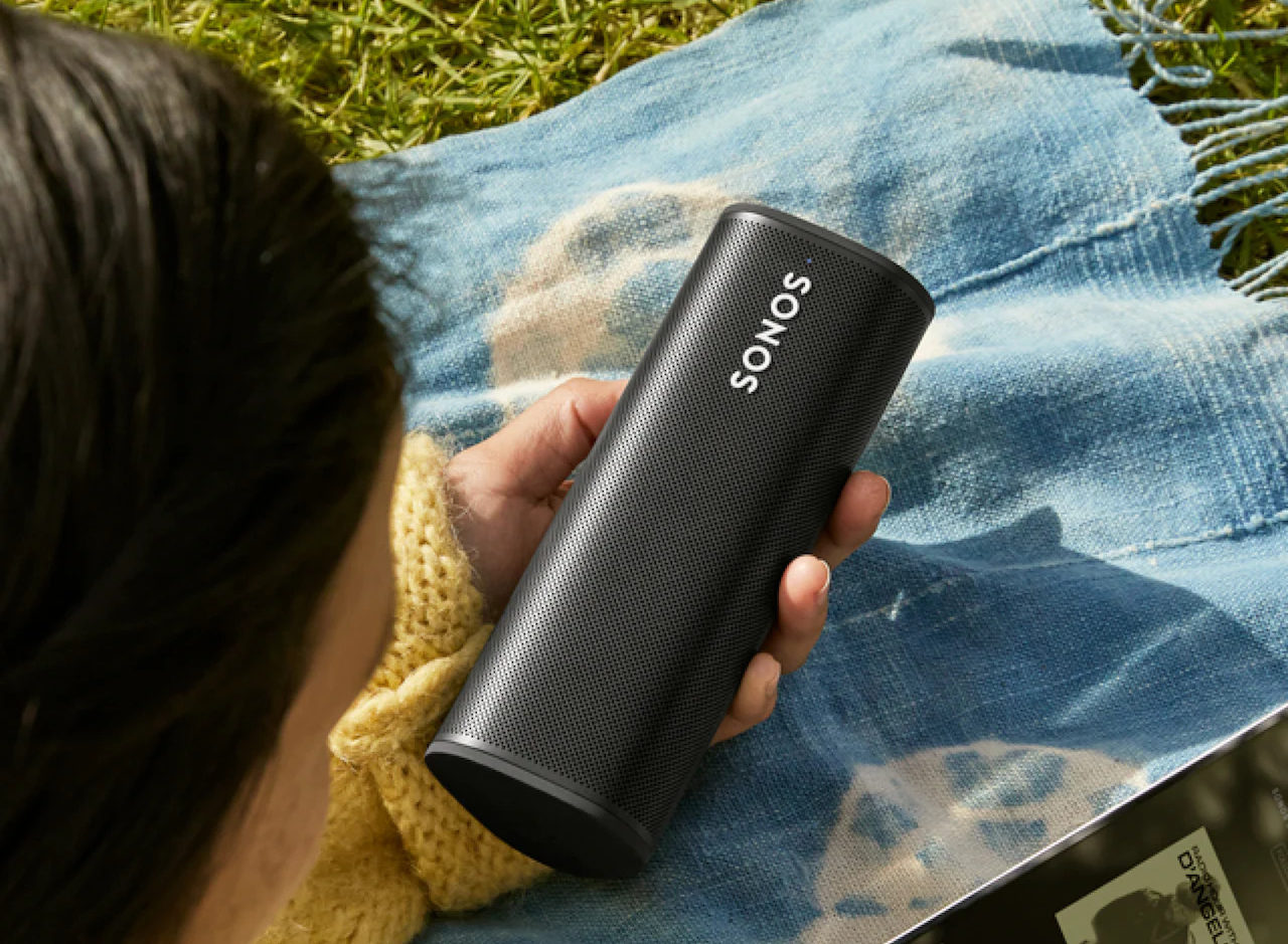 Sonos漫游生活方式户外草坪使用扬声器和电话