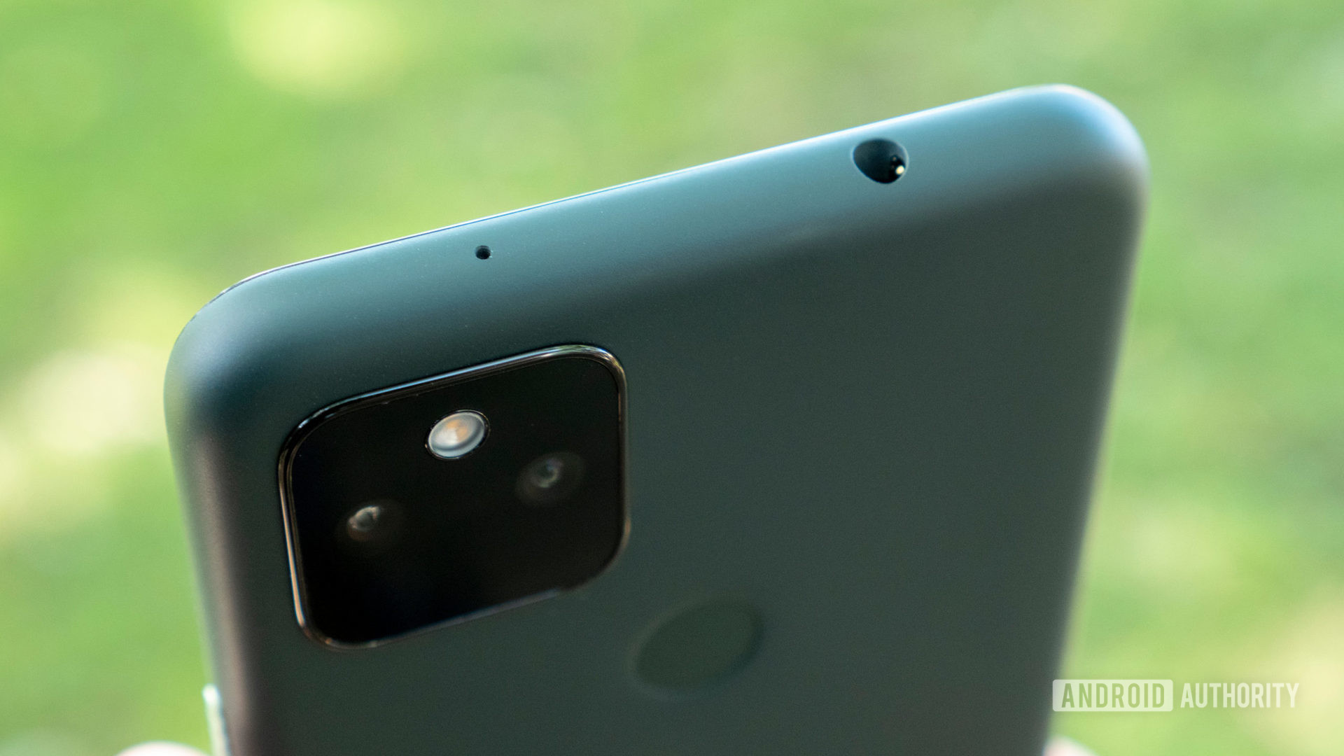 谷歌像素5a倾斜，显示相机模块和耳机插孔。