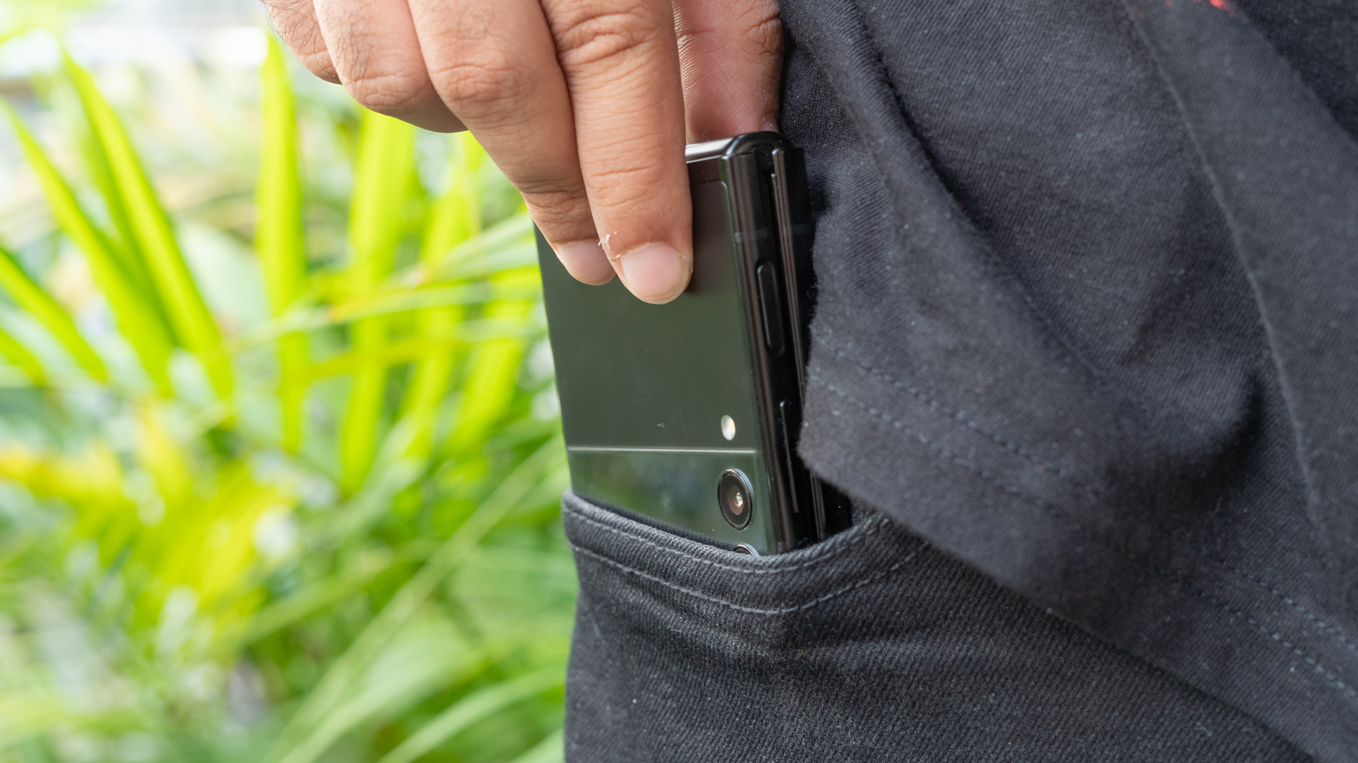 三星Galaxy Z Flip 3滑动电话进入口袋