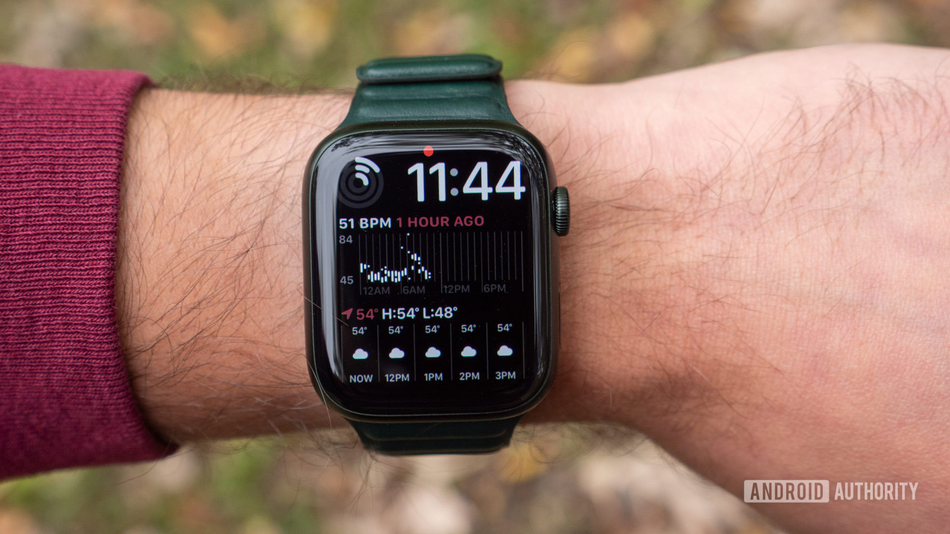 腕上的Apple Watch系列7显示模块化二人手表脸