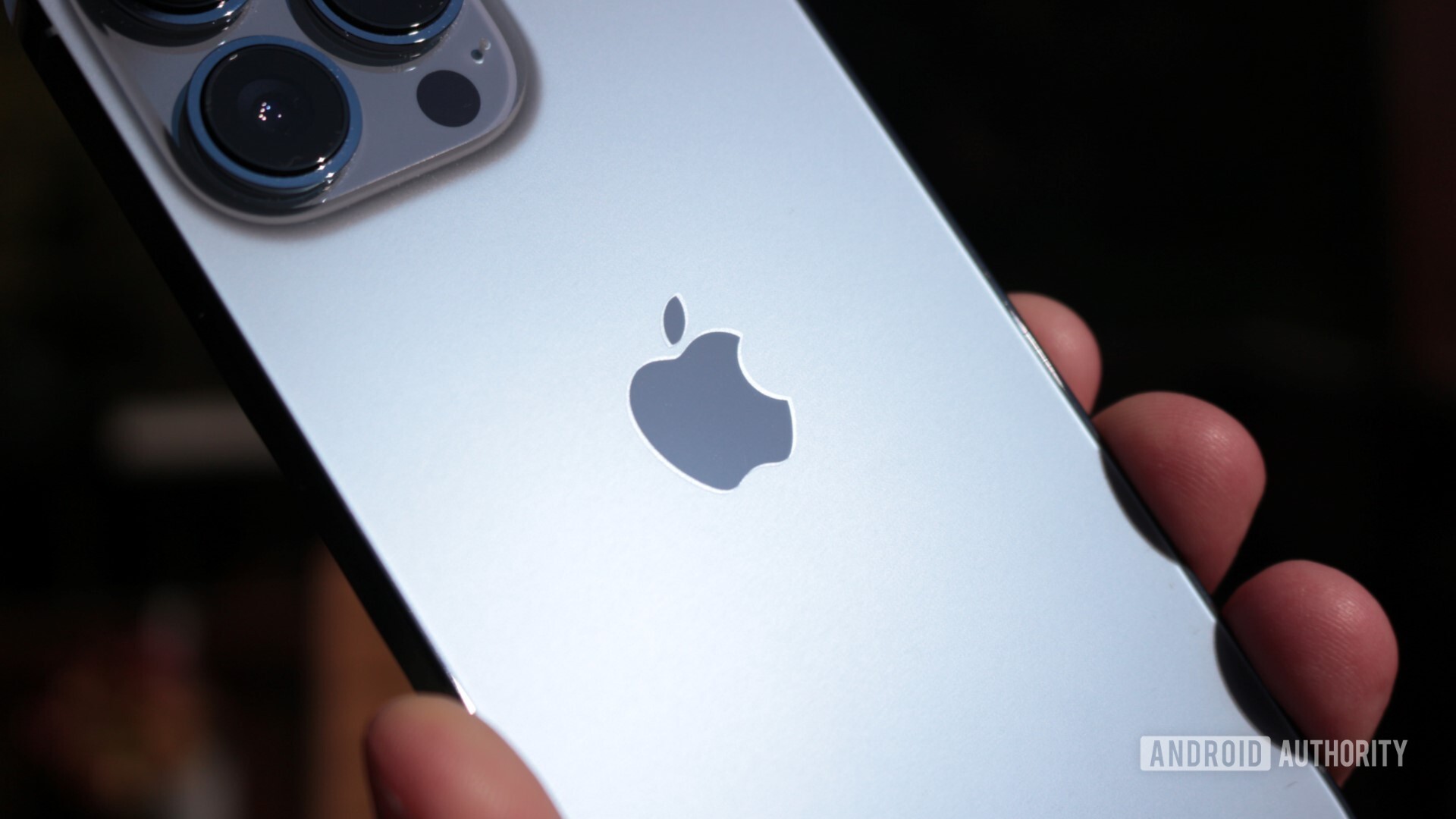iPhone 13 Pro手机背面带有苹果标志
