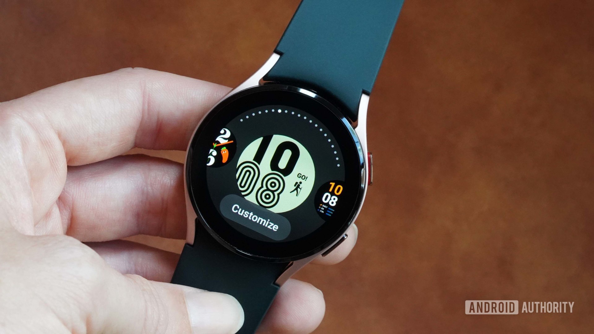 用户在他们的三星Galaxy Watch 4上更改手表面。