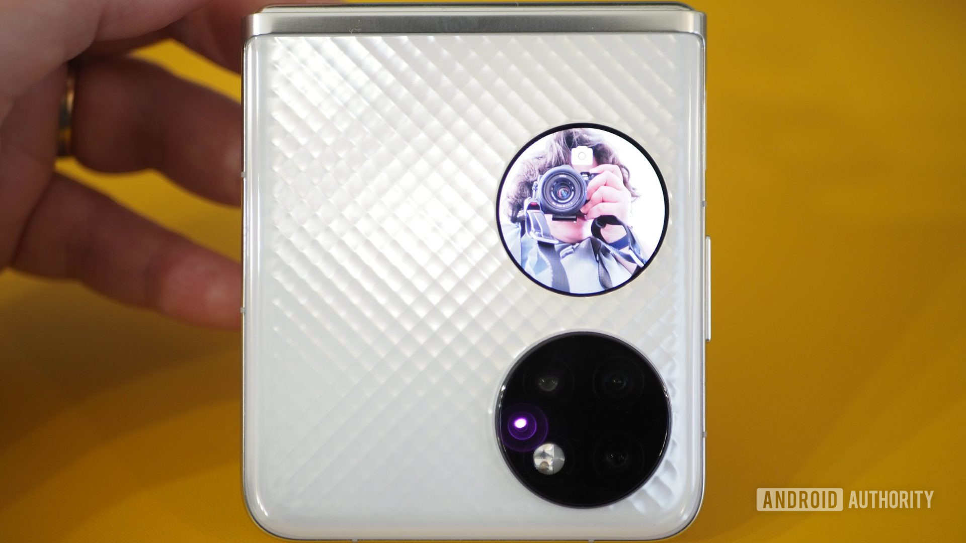 华为p50口袋白色盖壳封闭，外部显示器上的相机取景器