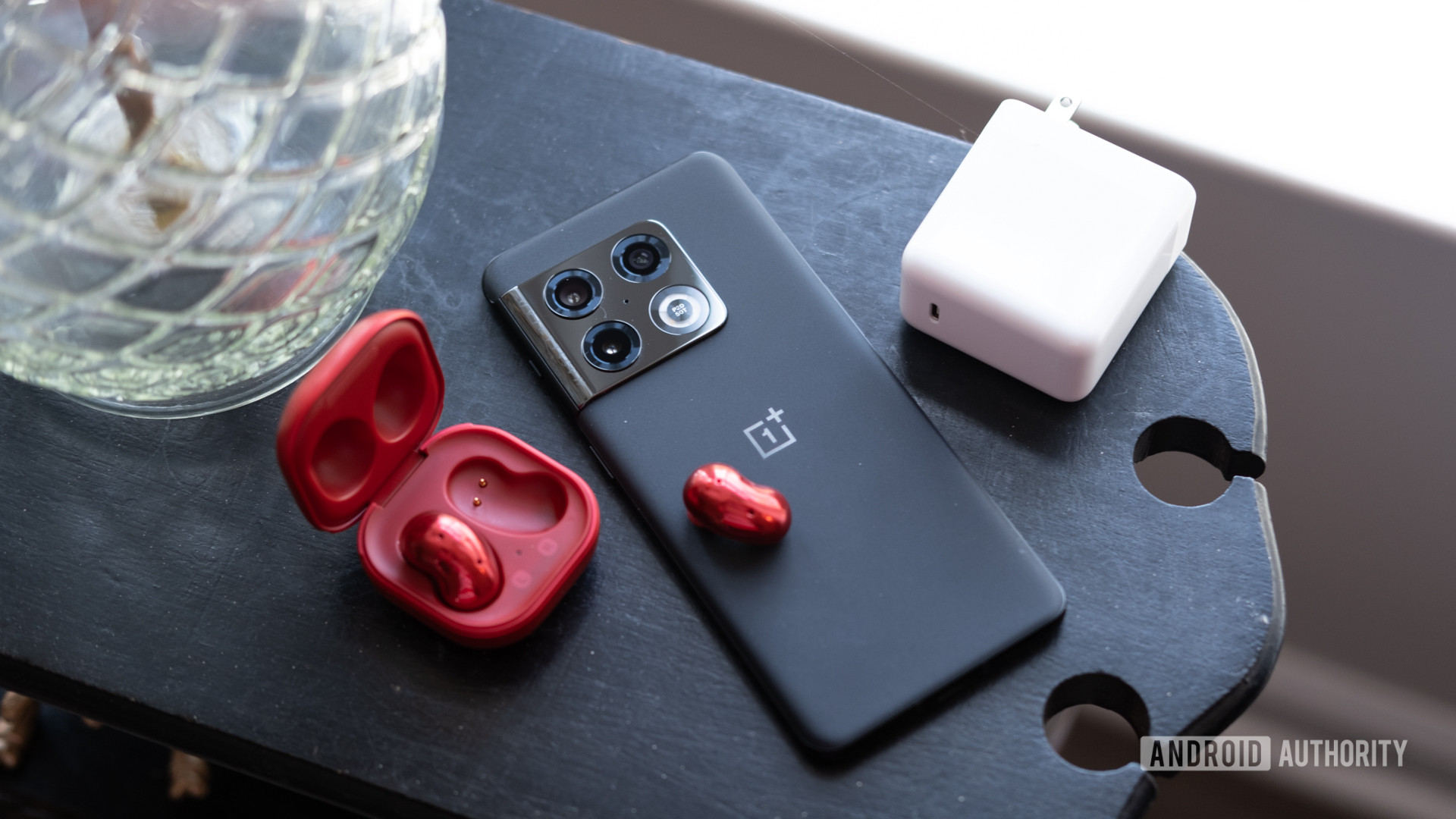 OnePlus 10 Pro耳塞和充电器