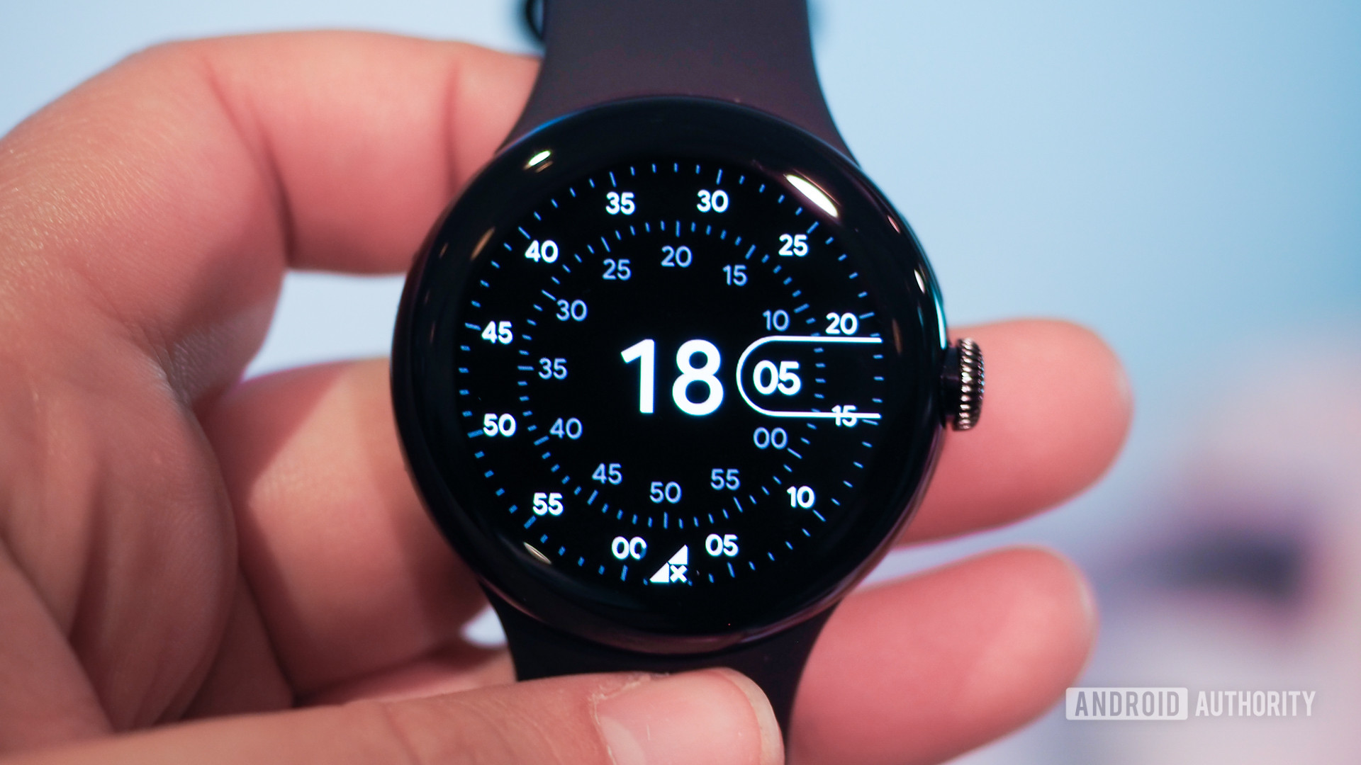 用户握住Google像素手表显示表面。